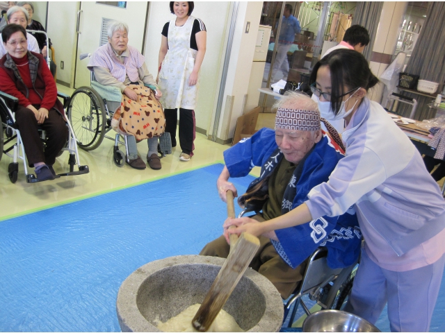 利用者さんによる餅つき（1）