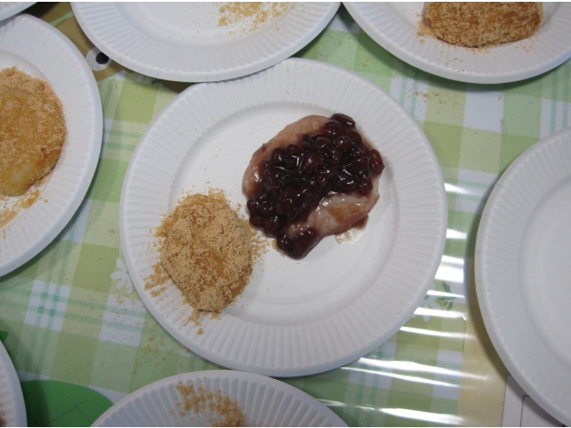 あんこと黄な粉をまぶして