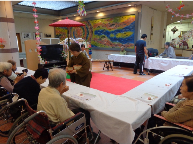 和菓子を先に召し上がりましょう。
