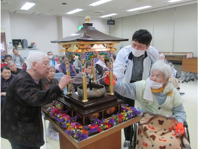 花まつりでお釈迦様に甘茶をかける様子