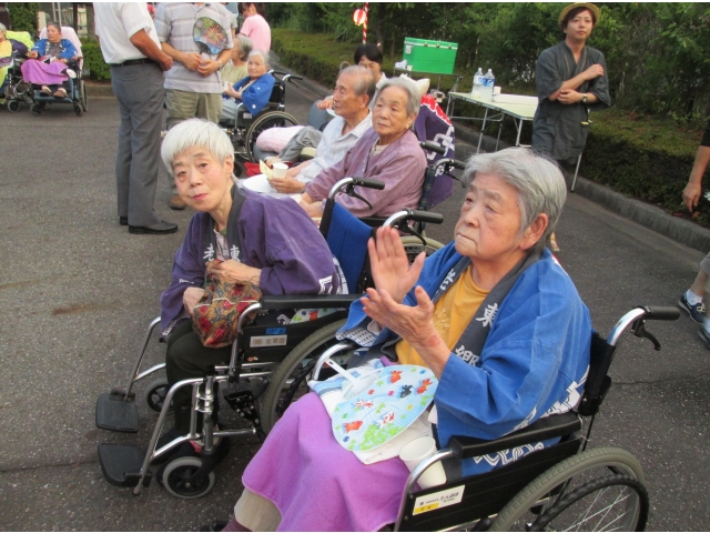 法被を着て、手拍子で楽しみました