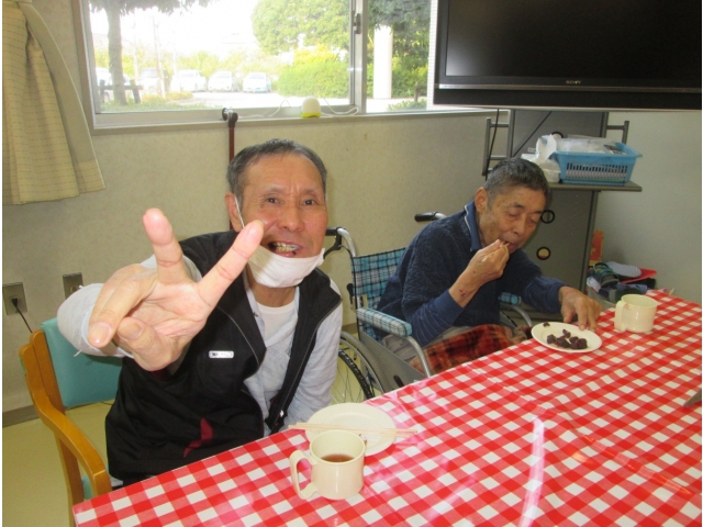 できあがったお餅を試食です。おいしい！