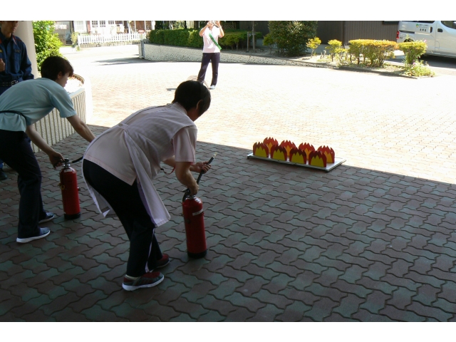 水消火器を使っての消火訓練。