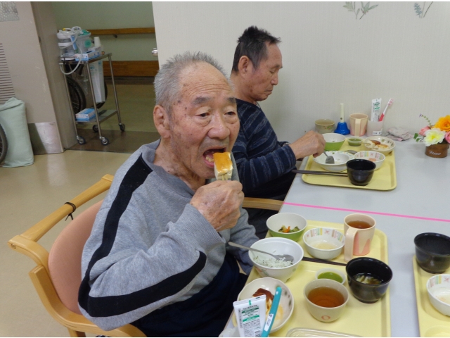 大きな口で頬張ります