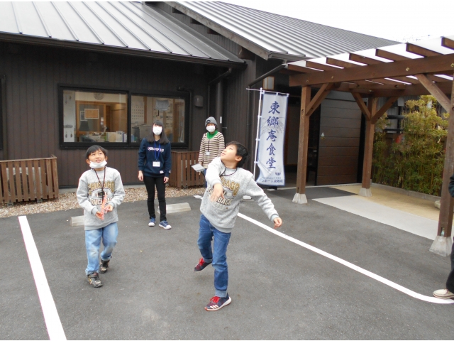 クラフト飛行機を空高く投げます