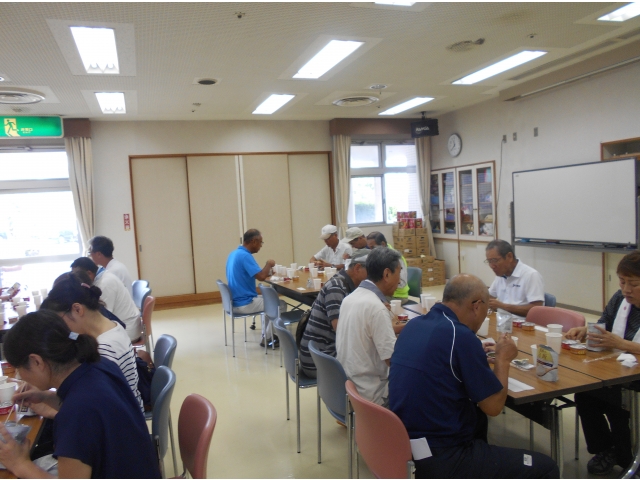 地域住民の方に非常食の試食をしてもらいました