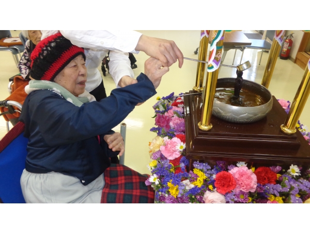 誕生仏様に甘茶をかけます
