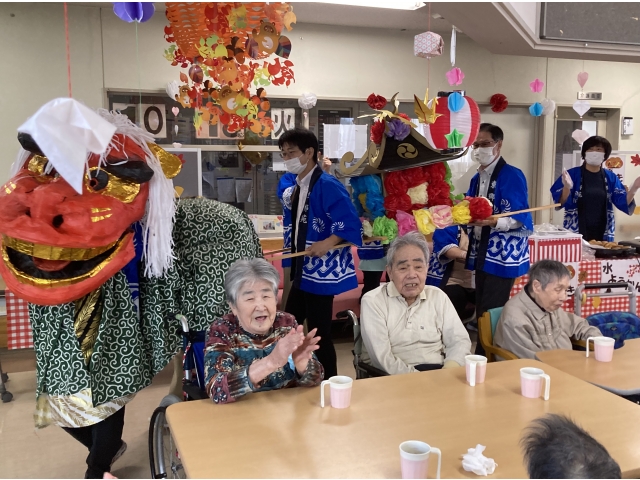 獅子舞と御神輿が練り歩きます！