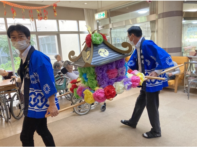 御神輿は苑長(後方)と次長(前方)が担いでくださいました！