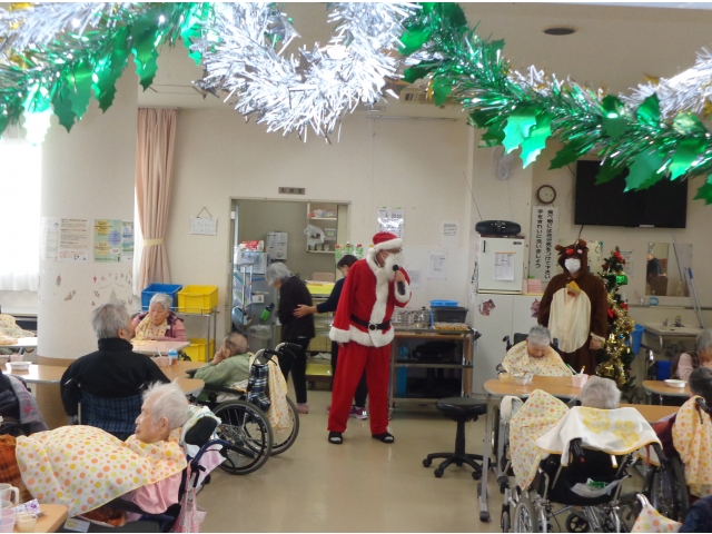 クリスマスらしい飾り付けをしてます(^^)