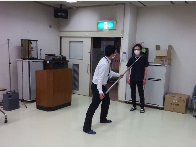壁に押し付ける