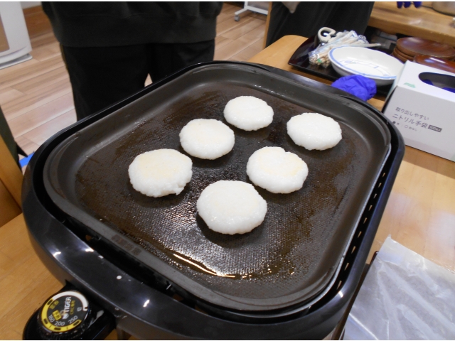 ホットプレートで焼き目をつけます