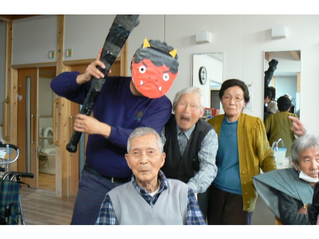 改心した鬼と記念撮影