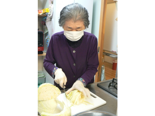 キャベツを細かく切ります✂