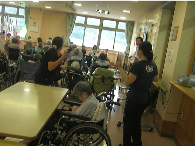 職員も踊る♪