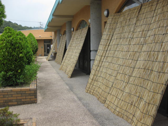 １階食堂によしずを設置