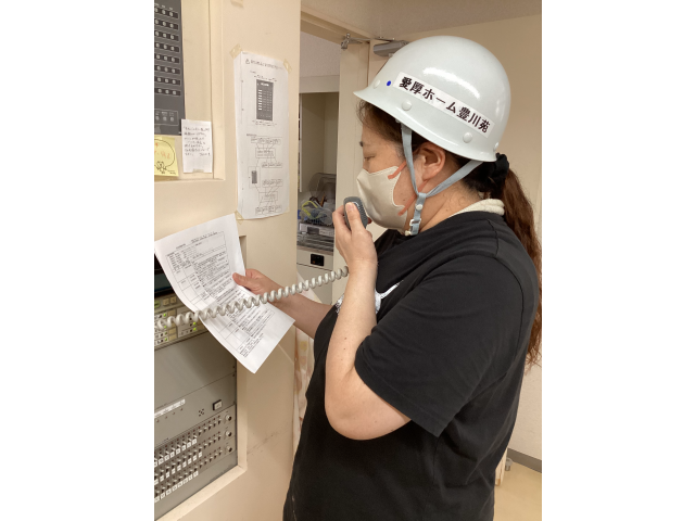 全館へ一斉放送をかけ状況を伝えます