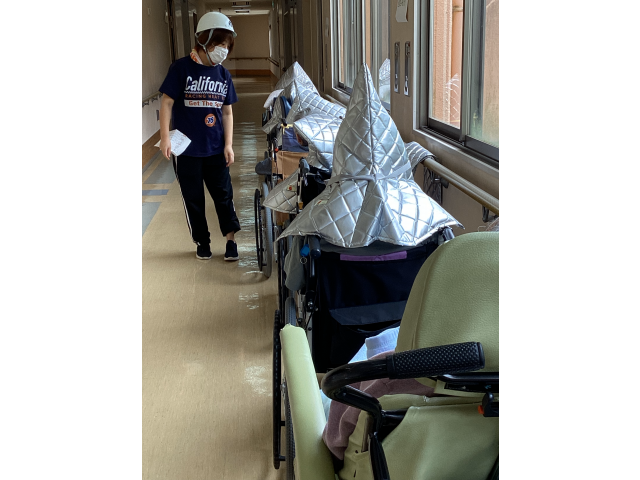 防災頭巾を被り避難しています