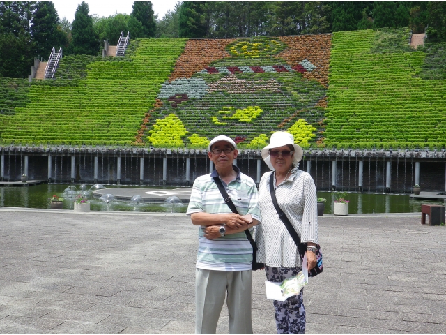 花と水のタペストリー前で