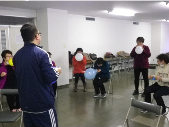 風船を膨らませる訓練。