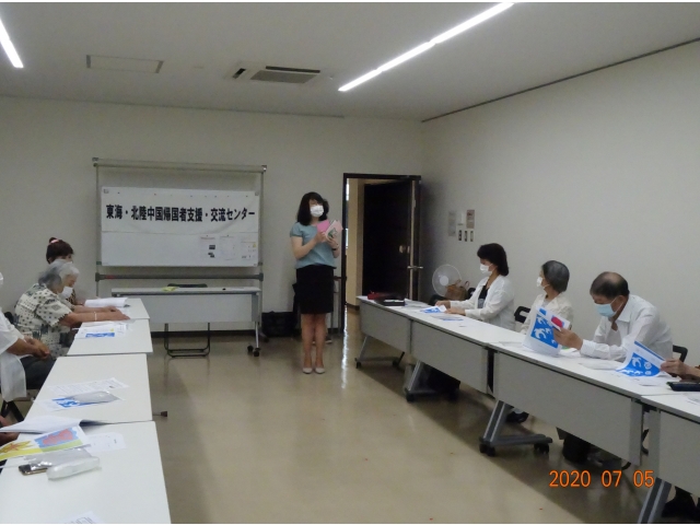 切り絵の手順について、職員から説明しました。