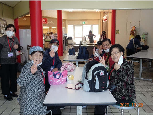 先ずは腹ごしらえ、屋内で昼食をとる皆さん。