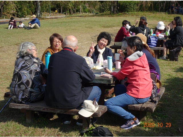 屋外で食べる方も大勢いらっしゃいました。