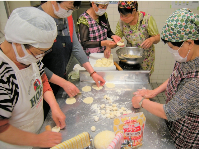 皮作りから餡包みまでの手早い流れ作業