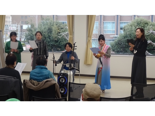 扇を用いた舞と歌