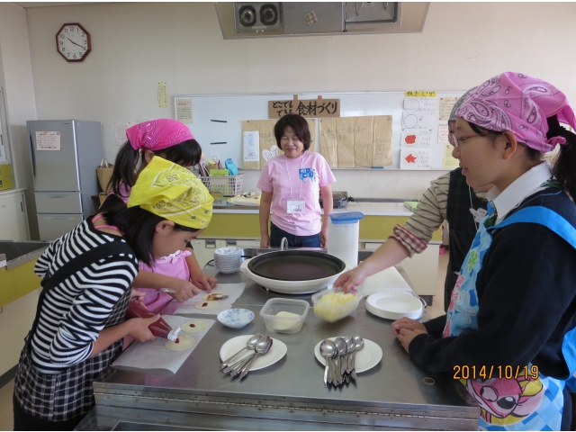 餃子の皮2枚を水で張り合わせるとピザ生地ができます！<BR>