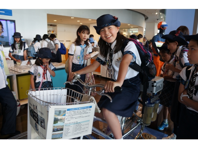 自転車こぎで、浄水体験