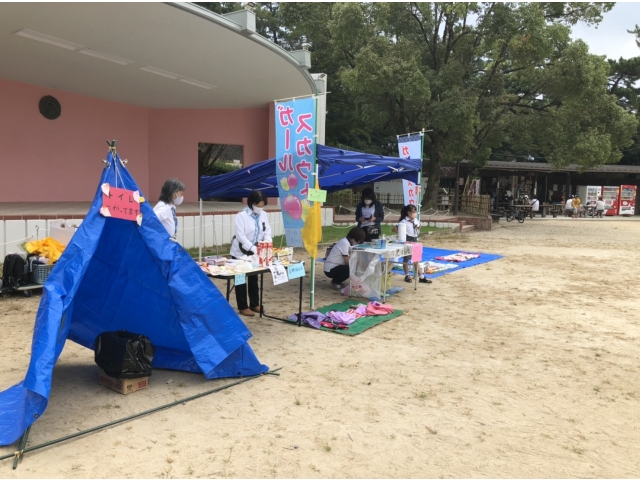 左・トイレテント
中央・風呂敷でリュック