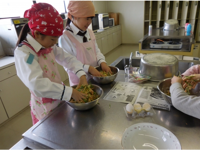 チヂミの材料を混ぜます