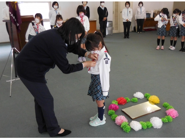 入団式ピンをつけてもらい私も今日からｶﾞｰﾙｽｶｳﾄ