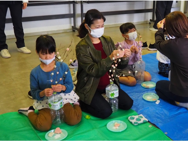 赤白の餅を交互に付けていきます