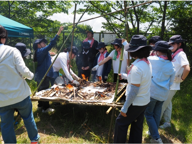 完成した立ちかまど火を焚いてみます