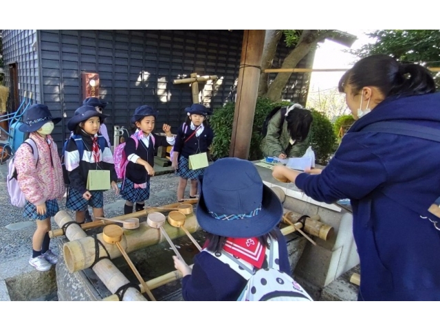 ブラウニー神社で手水の使い方をリーダーから教わりました