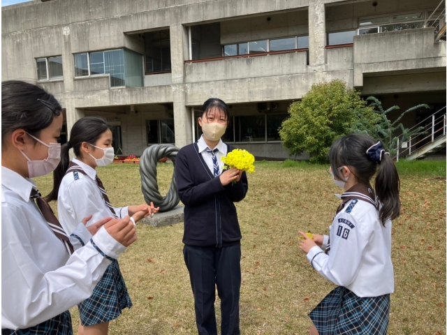 新リーダーに花束のプレゼント