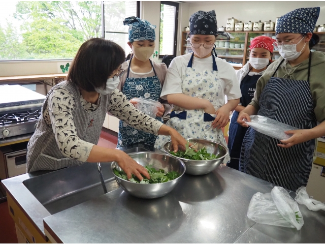 綺麗に洗って重曹であく抜きします