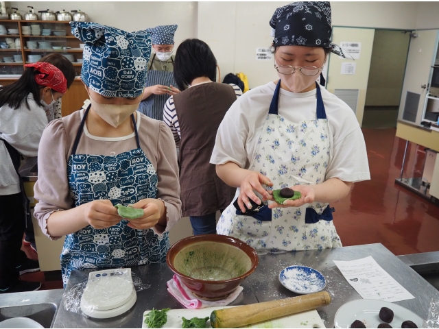 餅であんこを包みますみんな初めてなので上手く包めず四苦八苦