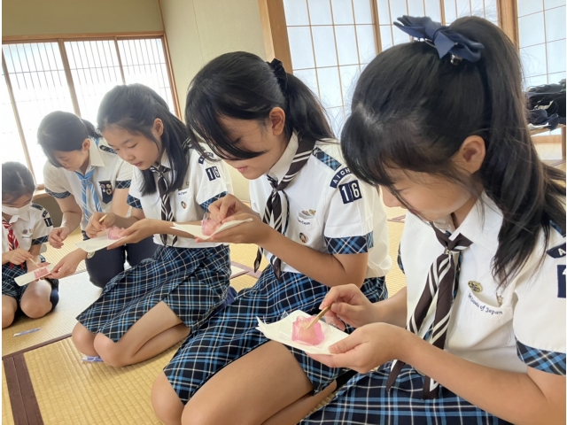 お菓子の切り分けに苦戦！