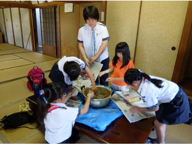 ちぎった新聞紙を濡らして丸めるよ