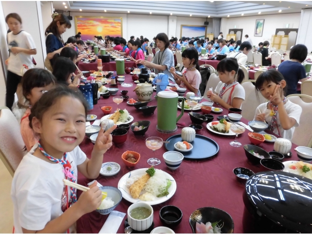 舎営ならではの食事風景。