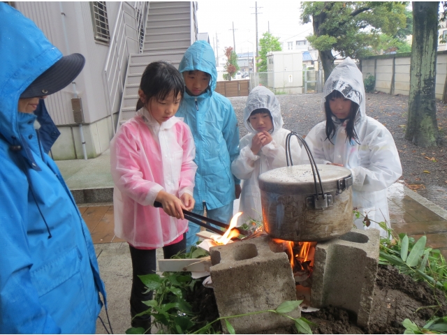 火起こしも練習します。雨天でも可能な限り。