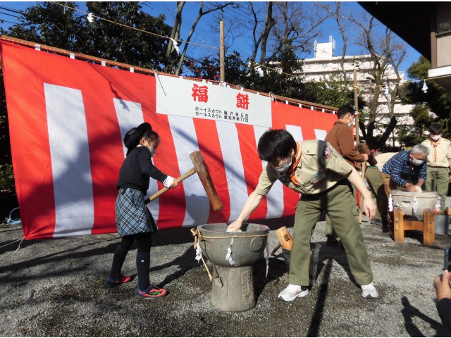 スカウト達もお餅つきを体験します。