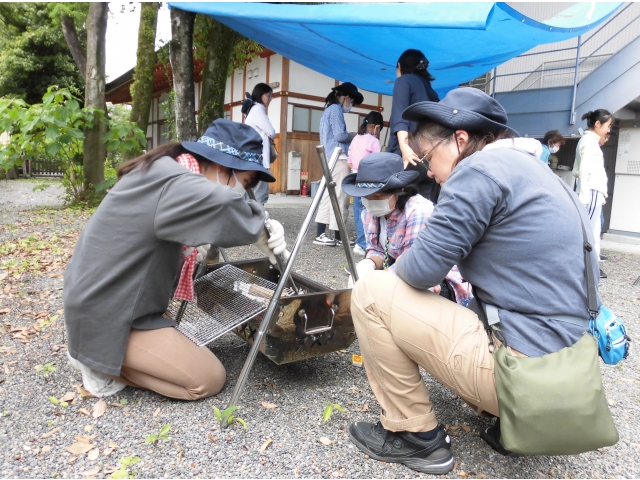 かまどの組み立て