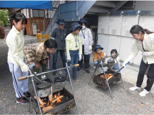 火を起こし、飯盒で炊飯。