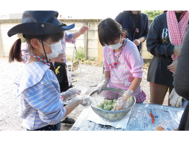 🌭班は、ﾊﾟﾝにｷｬﾍﾞﾂと魚肉ｿｰｾｰｼﾞを挟み、