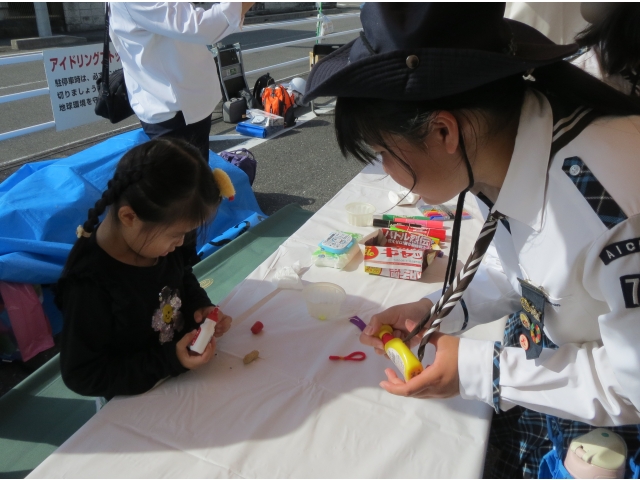 小さい子にはお手本を見せてやさしく説明します。