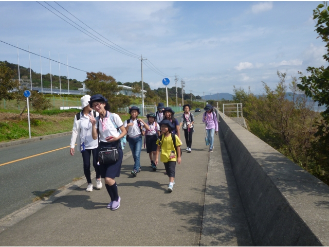 海岸線を歩きます